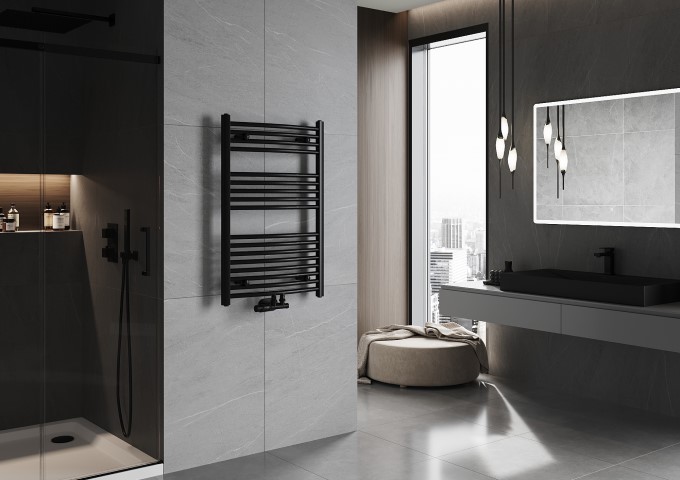 sodobna kopalnica z modrim zidom