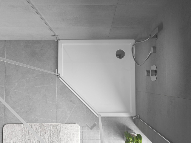 Petkotniški tuš podstavek v kopalnici