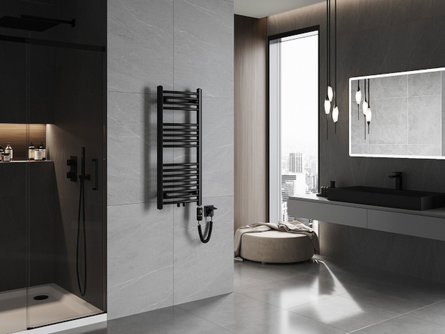 Temen električni grelnik v aranžmaju kopalnice