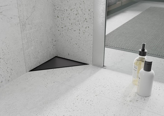 Črni talni odtok v sivi kopalnici