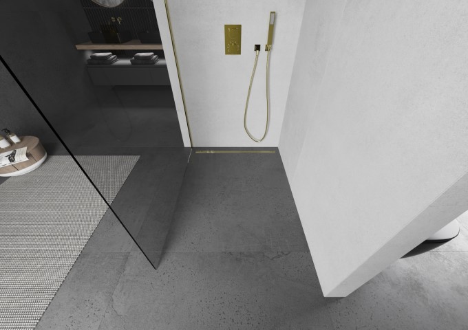 Zlata stenska prha v sivi kopalnici