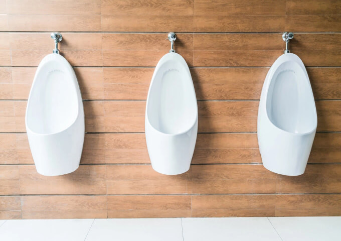 Pisoarji v javni kopalnici