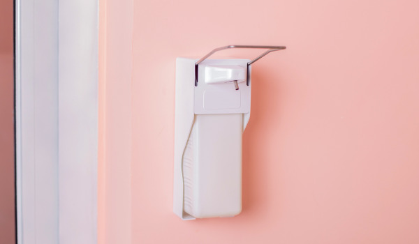 Kako namestiti dozirnik za tekoče milo?