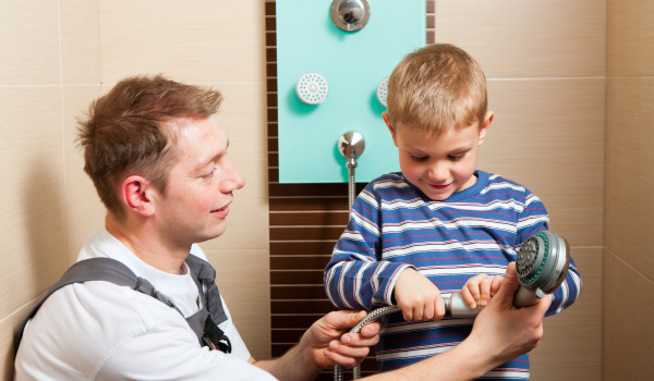 Kako namestiti pršni panel?