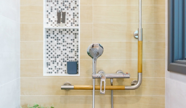 Kako namestiti stenske ročaje?