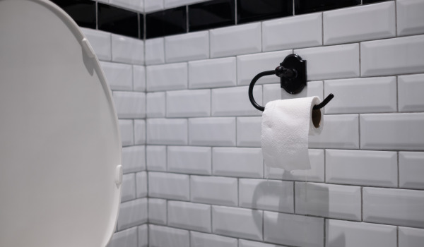 Na kateri višini namestiti držalo za toaletni papir?