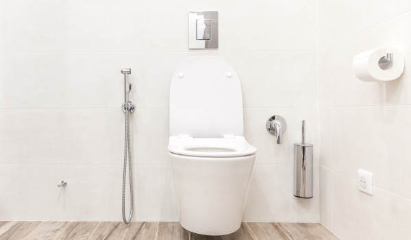 Kje postaviti posodo za WC ščetko?