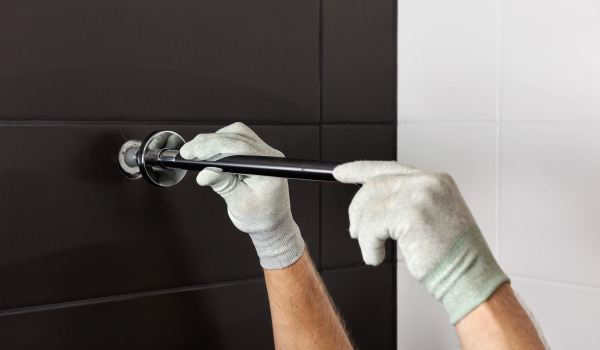 Kako namestiti obešalnike in police za brisače?