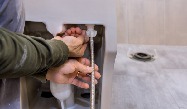 Kako namestiti podometni okvir za WC?