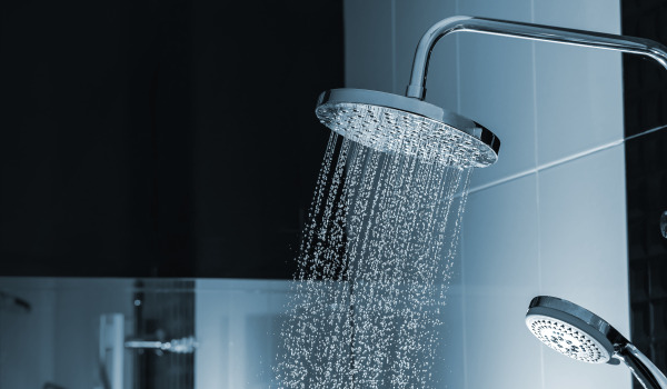 Deževnica v nadometnem kopalniškem sistemu - vredno?