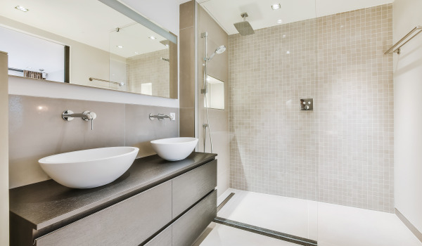 Podometna ali nadometna armatura — kopalnica v sodobni zasnovi