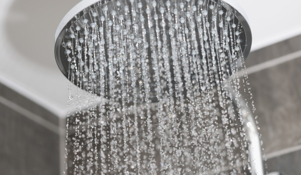 Kako izbrati in namestiti nadometni tuš sistem z deževnikom?