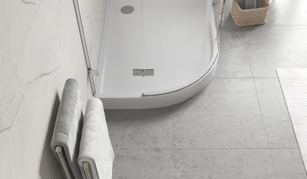 Asimetrična polkrožna tuš kad za kopalnico