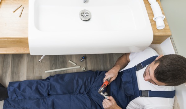 Na kateri višini umestiti odtok za umivalnik po vod-kan standardih?