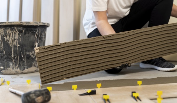 Cenik polaganja ploščic v letu 2025 – koliko dejansko stane keramika?