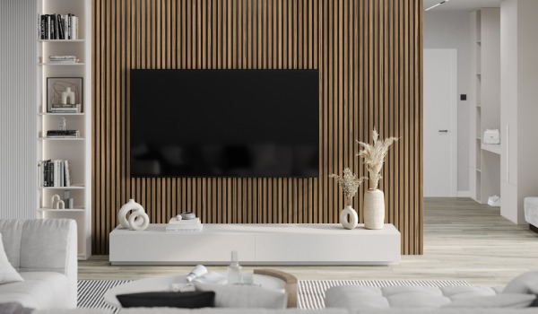 Dnevna soba z letvicami na steni