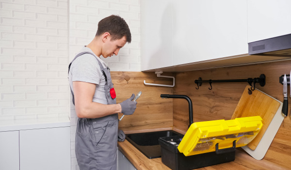 Montaža granitnega pomivalnika