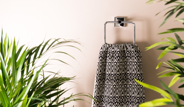 Kateri način montaže kopalniških dodatkov izbrati — držalo za brisače brez vrtanja in z vrtanjem