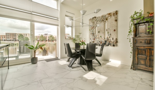 Kakšni so razredi obrabe ploščic? Preverite, kateri gres se bo obnesel v kuhinji, kopalnici in dnevni sobi.