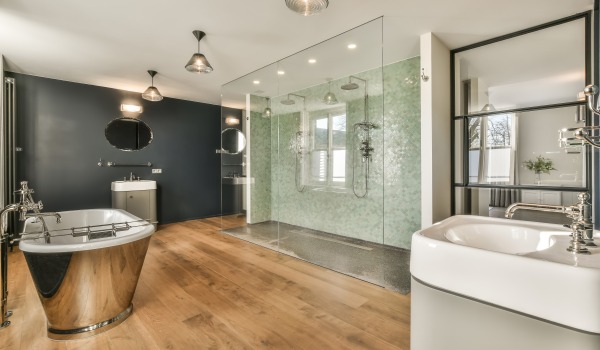 Povezovanje plošč s ploščicami – najpogostejše napake, dobre prakse in ideje za elegantne prehode