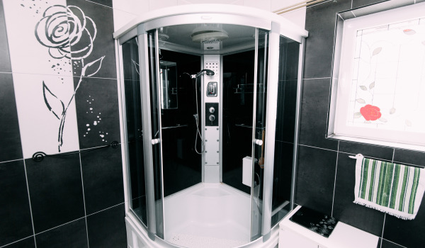 Kako očistiti sifon v tuš kabini?