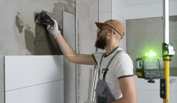 Prenova kopalnice - stroški 2026. Kaj vključiti v proračun in kako realno prihraniti