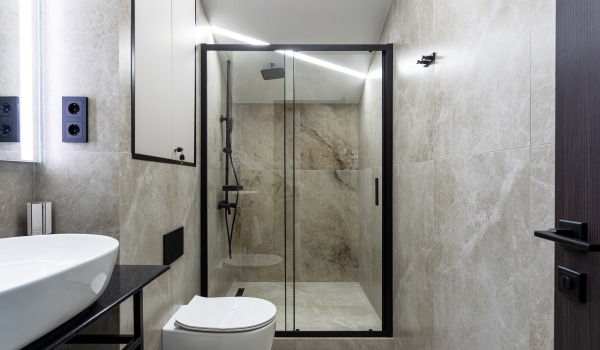 Tuš brez kadice: kakšne so prednosti in slabosti? 