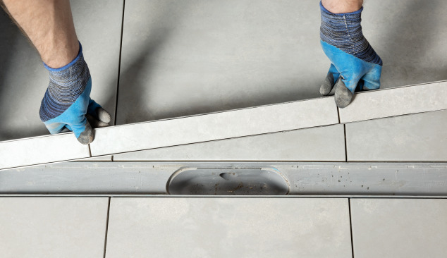 Kako vgraditi ploščico v linijsko odtočnico?