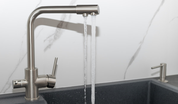 Kako prilagoditi dozirnik k umivalniku?