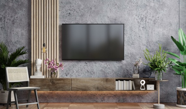 Lamele v aranžaciji TV cone — ideja za sodoben salon