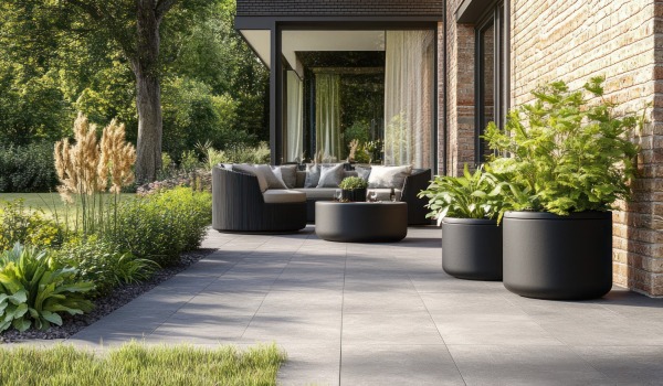Was auf eine nicht überdachte Terrasse? Die besten Materialien, die Regen, Sonne und Frost standhalten 