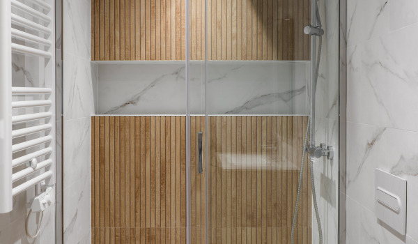 Podometni pršni sistem v majhni kopalnici