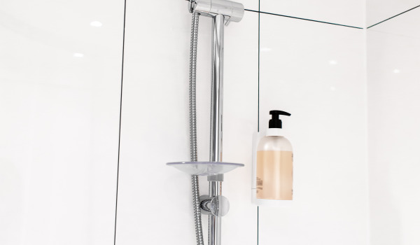 Stilski kopalniški pršni stebri v kopalnici