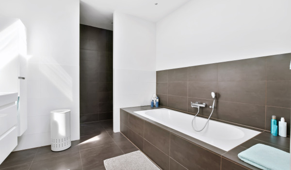 Pravokotna kad v majhni kopalnici