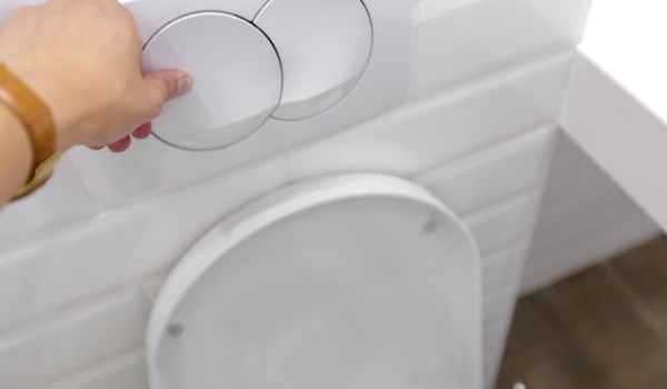 Iz podometne splakovalne naprave teče voda - čas za popravilo