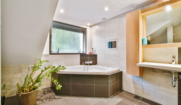 Stilna kopalnica s kotno kadjo