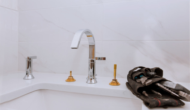 Kako odmašiti umivalnik?