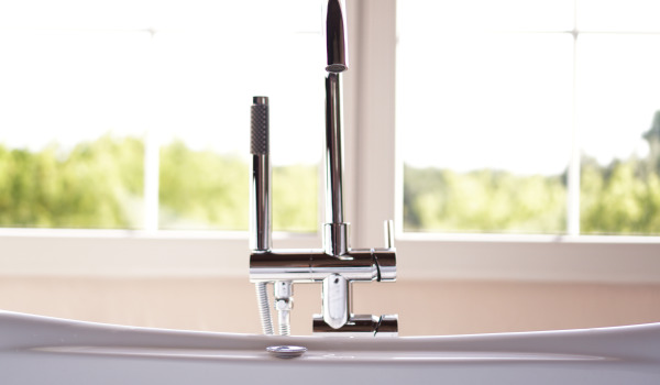 Sodobne kopalnice s kadnimi in pršni baterijami