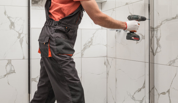 Kako nastaviti vrata v tuš kabini?