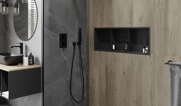 Industrijska kopalnica z vgrajeno polico pod prho