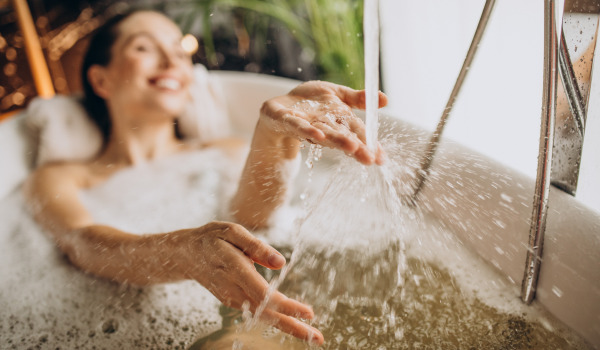 Majhna kopalnica s kadjo – kako jo načrtovati?