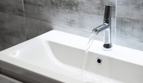 S čim očistiti kopalniške pipe?