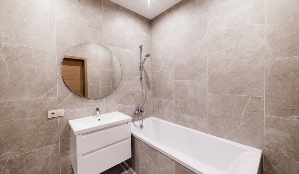 Jeklena ali akrilna kad?