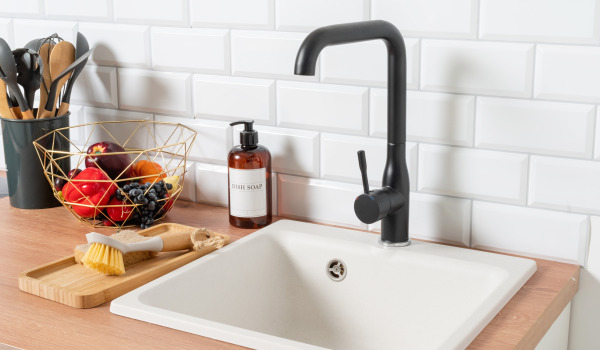 Bela pomivalna korita: praktičnost in vzdrževanje - ali je vredno?