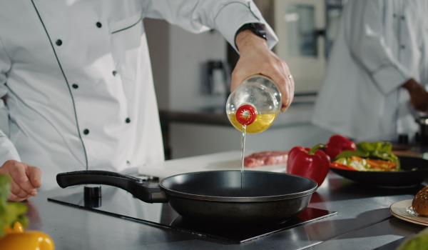 Kje zlivati olje iz ponve - ali ga lahko vlijemo v pomivalno korito?