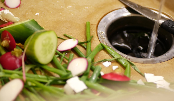 Mlinček za pomivalno korito: kako deluje mlinček za odpadke pod koritom? Ali je vreden nakupa?