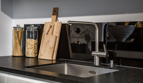 Granitno, jekleno ali keramično pomivalno korito?