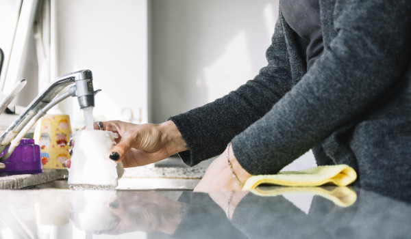 Ogledalo v kuhinji namesto ploščic in ogledalne ploščice med omaricami: prednosti in slabosti - ali se splača?