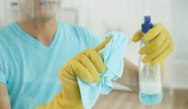 Kako odstraniti kamen iz tuš kabine?