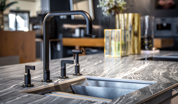 Črna baterija v kuhinji. Je to dobra ideja?